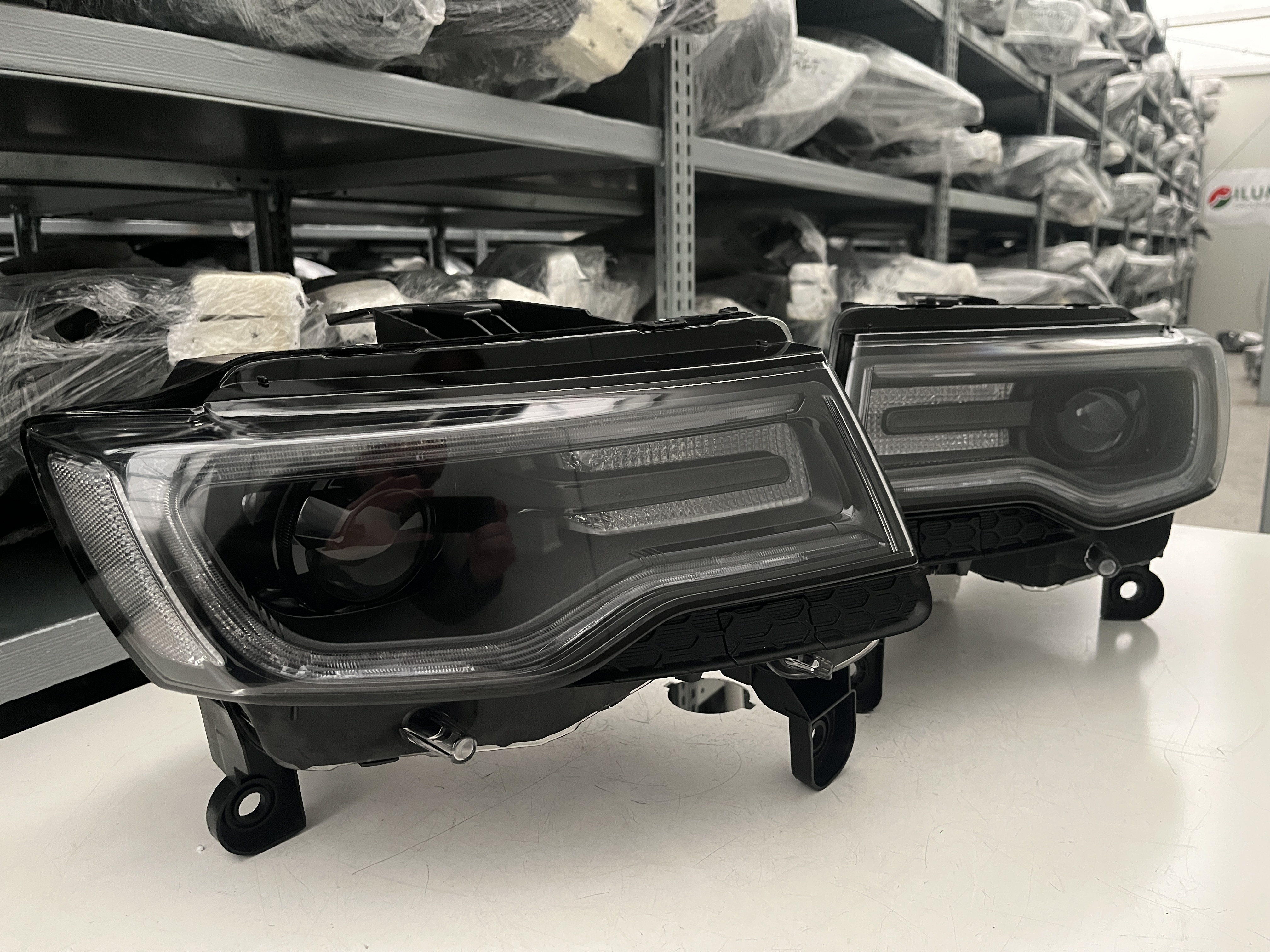 JEEP GRAND CHEROKEE XENON BLACK SCHEINW L R KPL 68142493AF 68142492AF