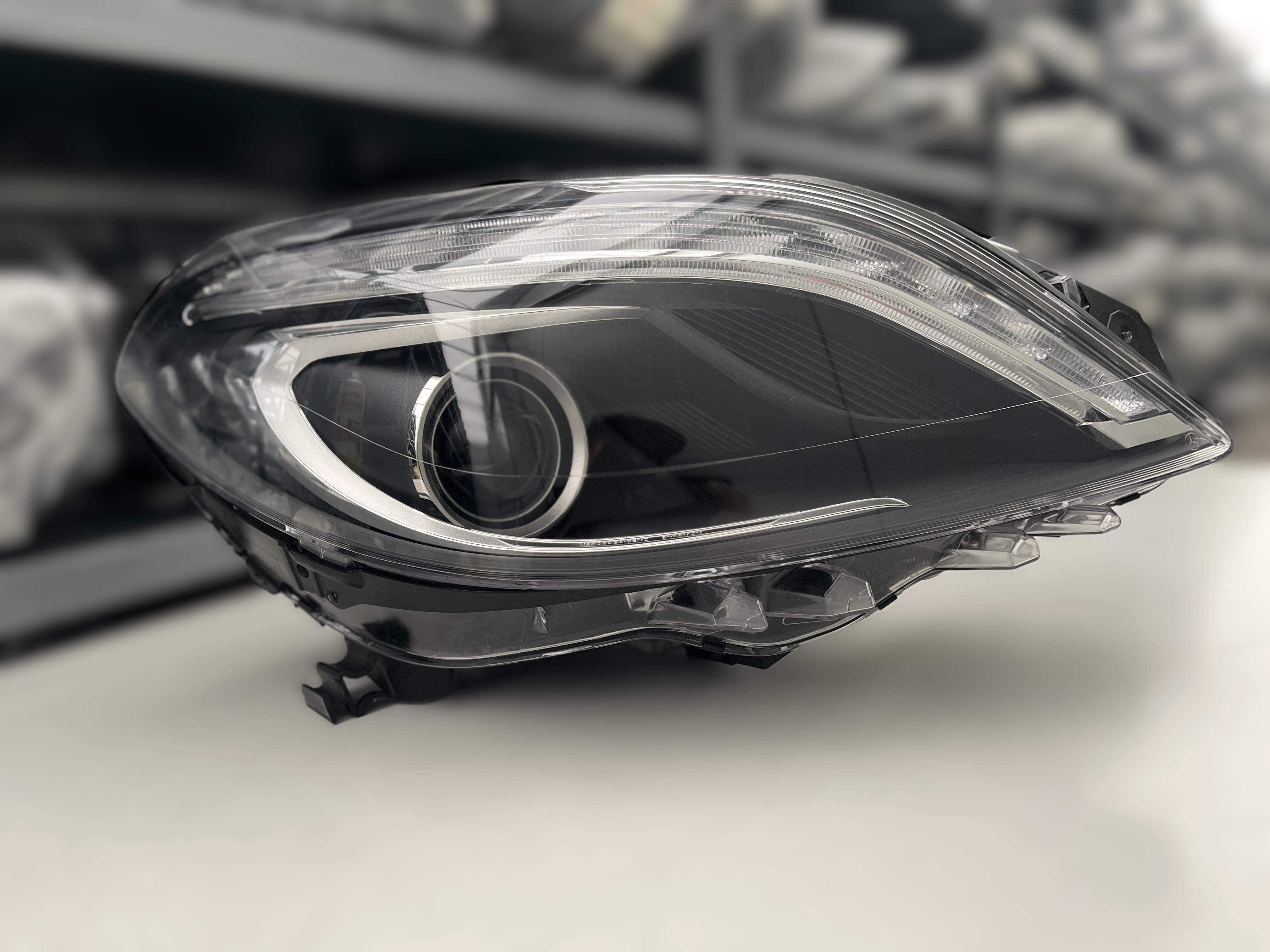 MERCEDES 246 XENON SCHEINWERFERA RECHTS KPL 2468207261