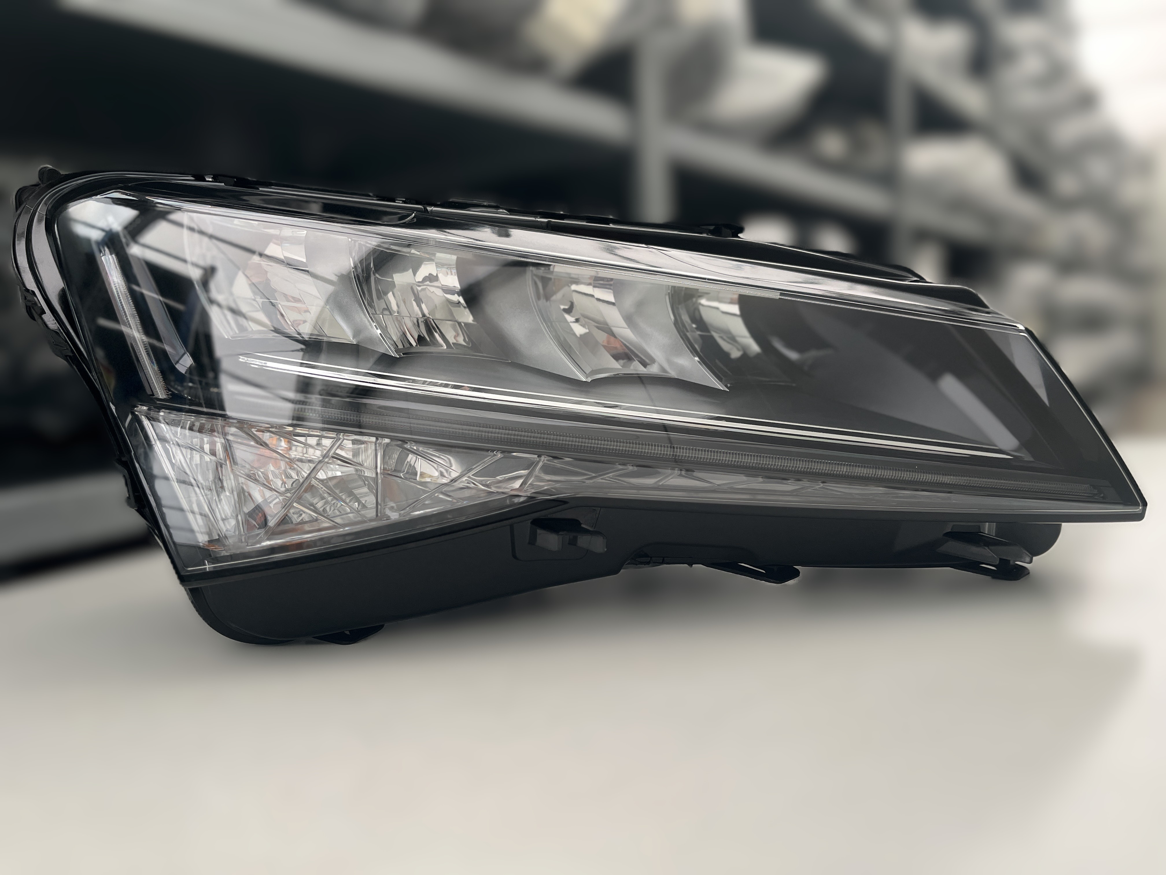 SKODA SUPERB III LIFT SCHEINW RECHTS 3V1941018C