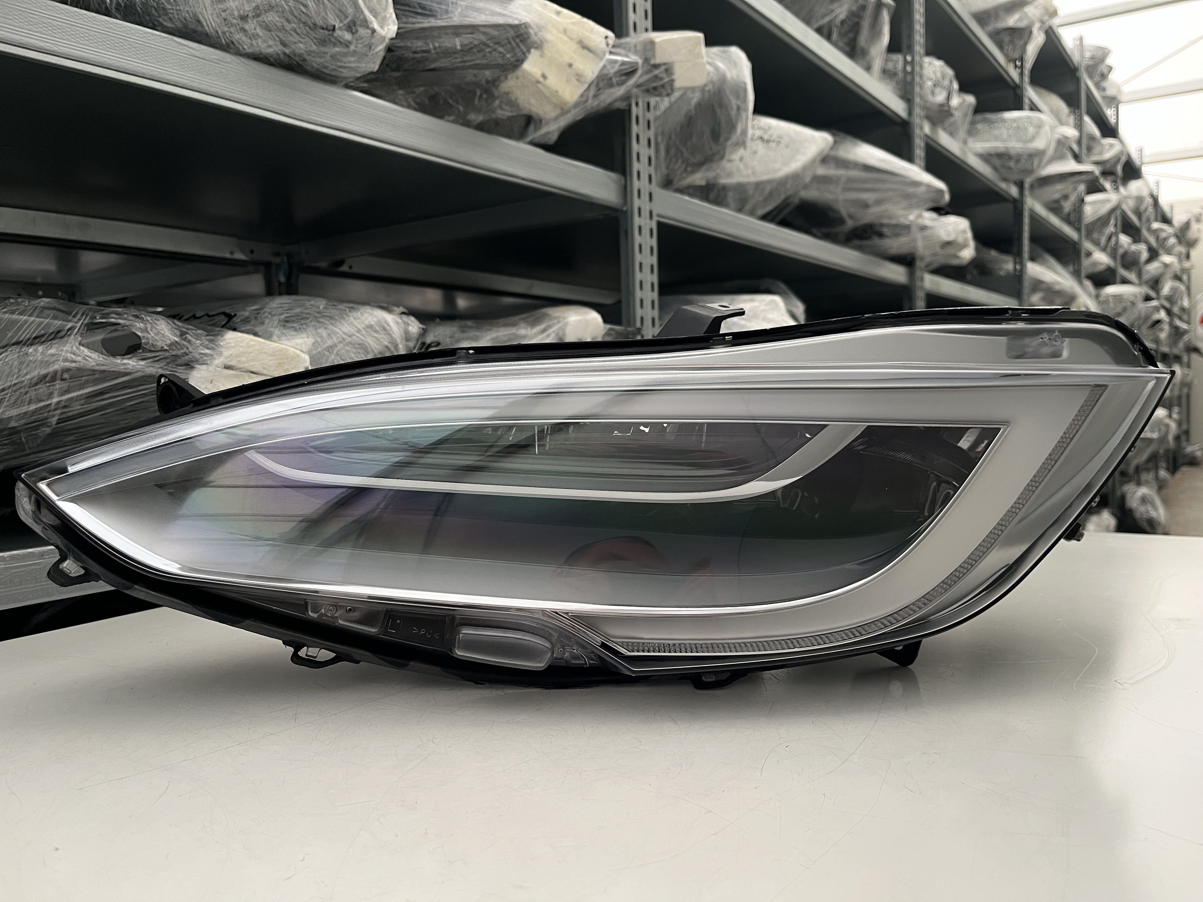 TESLA S LIFT VOLL LED SCHEINW LINKS KPL 105357400E