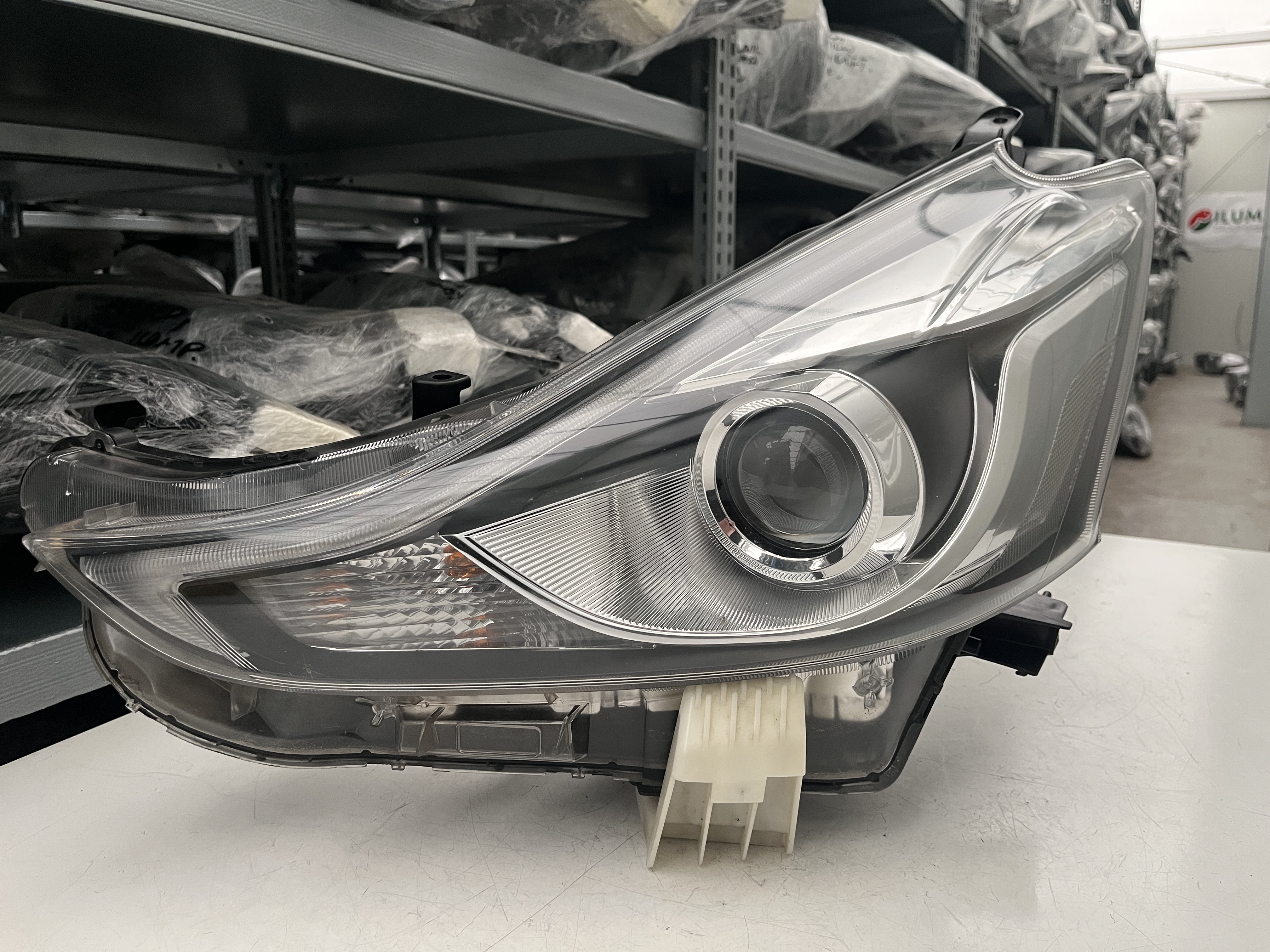 TOYOTA PRIUS PLUS LIFT SCHEINWERFER LINKS 47-68